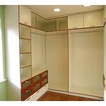 Гардеробная комната с окном .