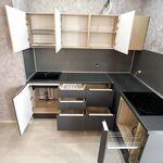Угловая кухня серый низ светлый верх — вид с открытой мебелью, Пятигорск