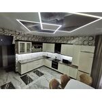 Кухонный гарнитур классика тёмный корпус, светлые фасады