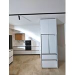 Белая кухня с высоким пеналом под встроенный холодильник