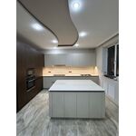 Кухня с островом: светло-серые фасады и тёмный орех
