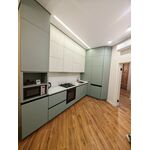 Угловая кухня в шалфейно-зелёном цвете с белым верхом
