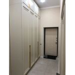Распашной шкаф в прихожую до потолка с кремовыми фасадами и латунными ручками