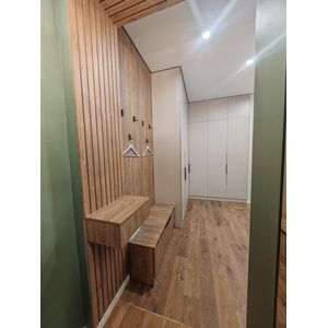 Гардеробная с рейчатой стеной и банкеткой