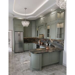 Неоклассическая кухня цвета шалфей с каменным фартуком и полуостровом