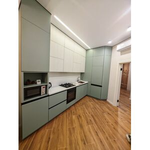 Угловая кухня в шалфейно-зелёном цвете с белым верхом