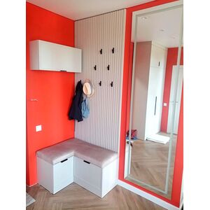 Прихожая в терракотовом цвете с подсветкой зеркала