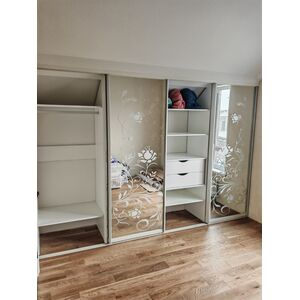 Шкаф-купе с зеркальными дверями и открытыми полками